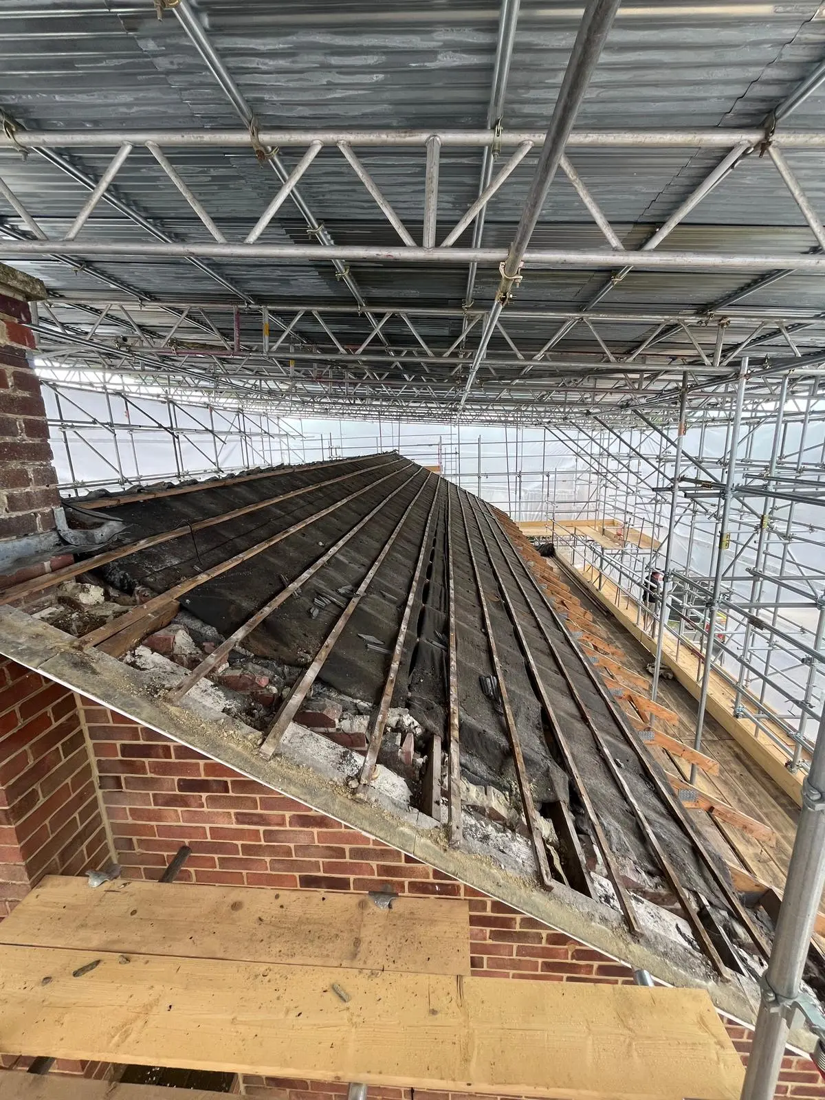 Roof works protected by a temporary scaffold structure